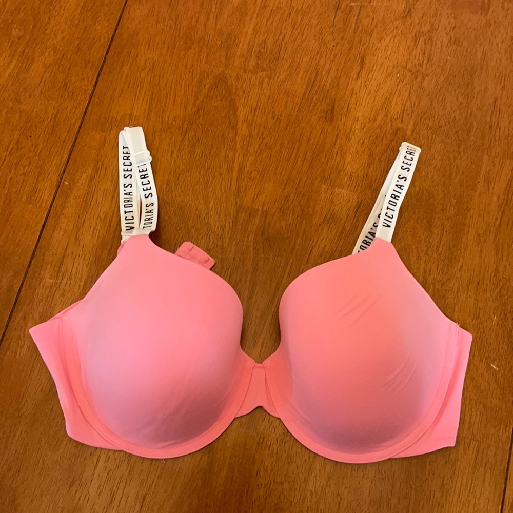 Victoria’s Secret T-shirt Demi Bra
